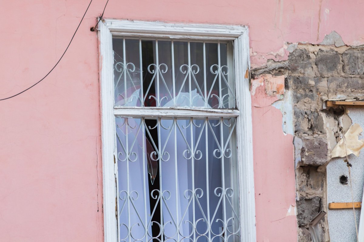 От взрыва разбилось окно здания От взрыва разбилось окно здания