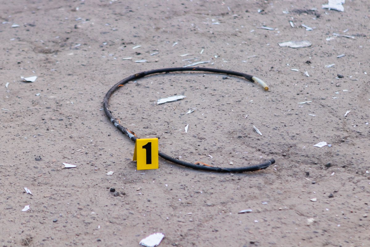 Предварительно, грабители подорвали этот банкомат, запустив трубу с газом Предварительно, грабители подорвали этот банкомат, запустив трубу с газом