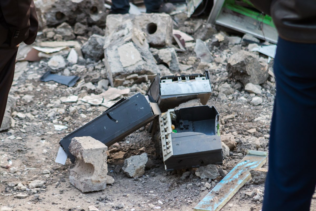 Деньги злоумышленникам унести не удалось Деньги злоумышленникам унести не удалось