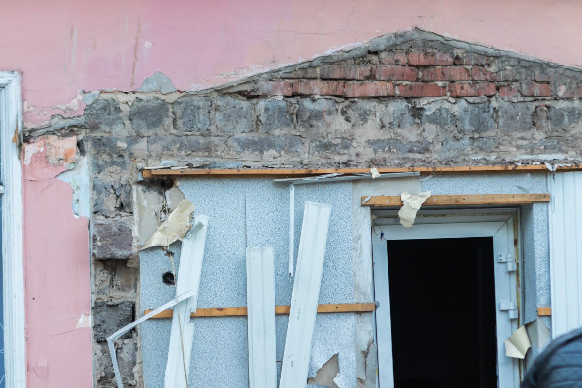 Банкомат находился на входе в парикмахерскую Банкомат находился на входе в парикмахерскую