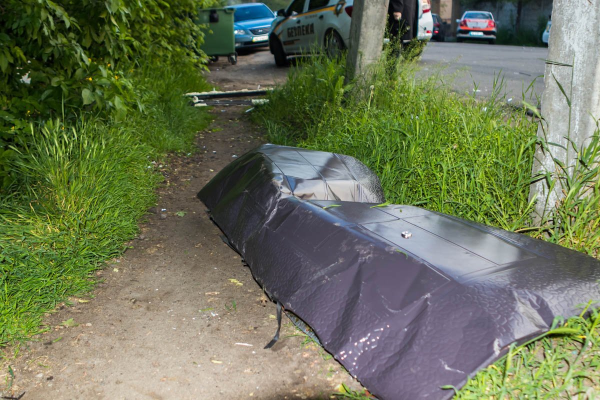 Двери парикмахерской отбросило на противоположную сторону улицы Двери парикмахерской отбросило на противоположную сторону улицы