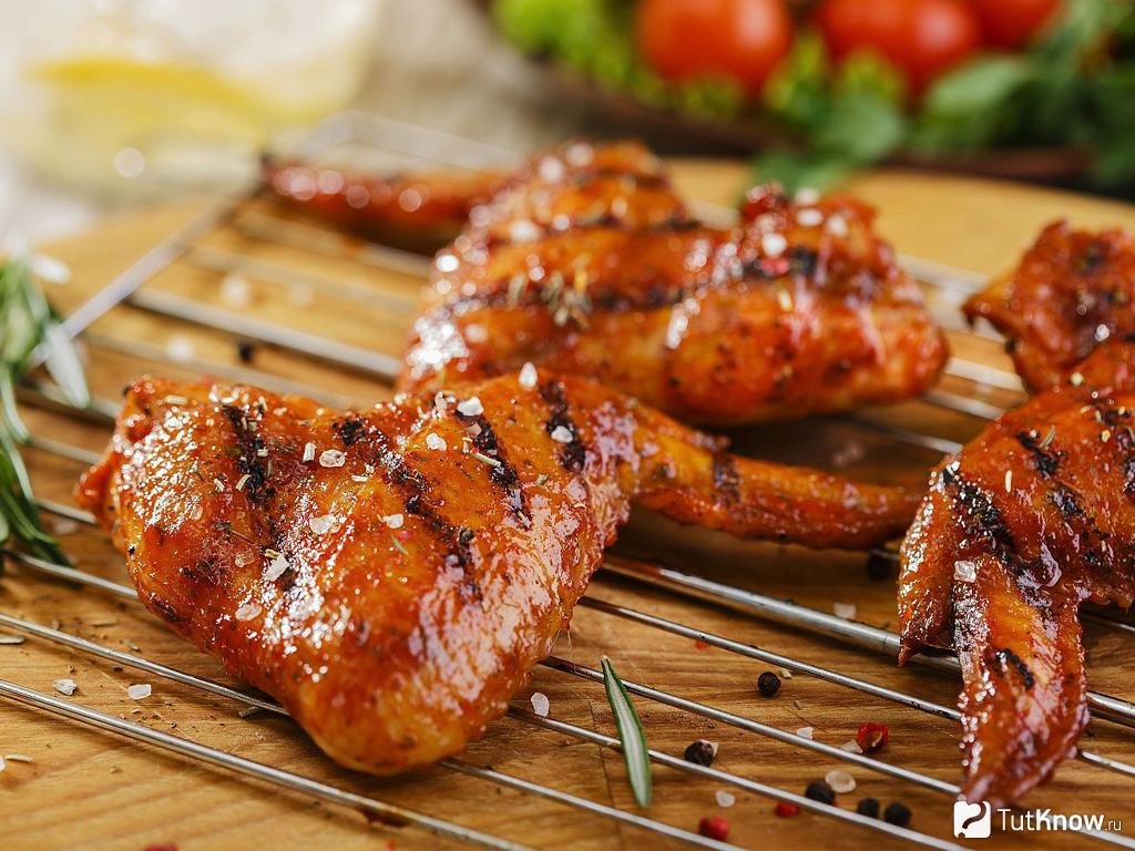 Полезные и вкусные рецепты: как приготовить куриные крылья в сладком чили соусе с толченым картофелем 1