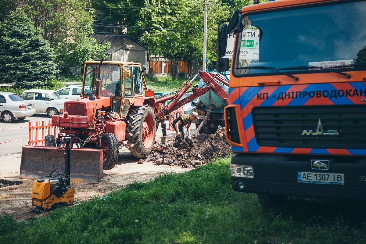 В яме приблизительно 3 метра