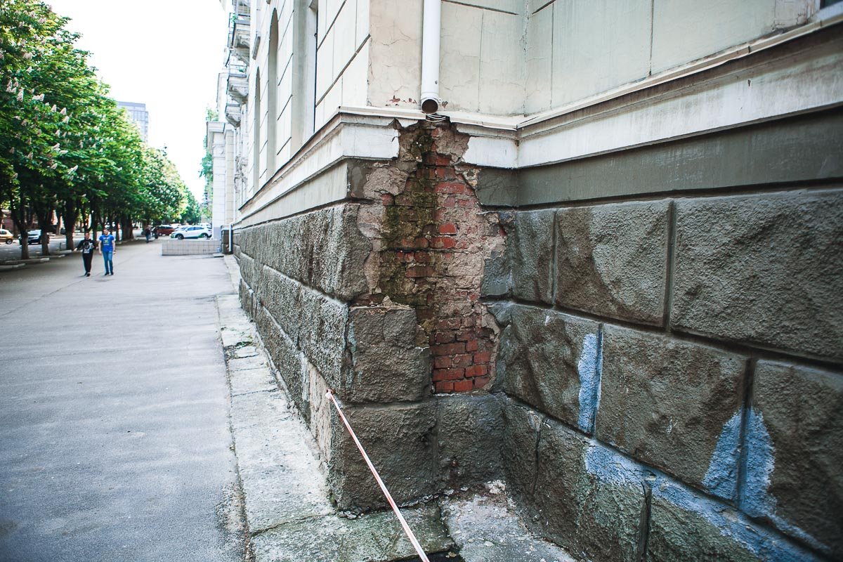 Древность прорывается сквозь стены Древность прорывается сквозь стены