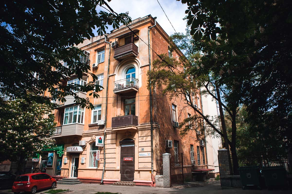 Весна разукрашивает город в тепло Весна разукрашивает город в тепло