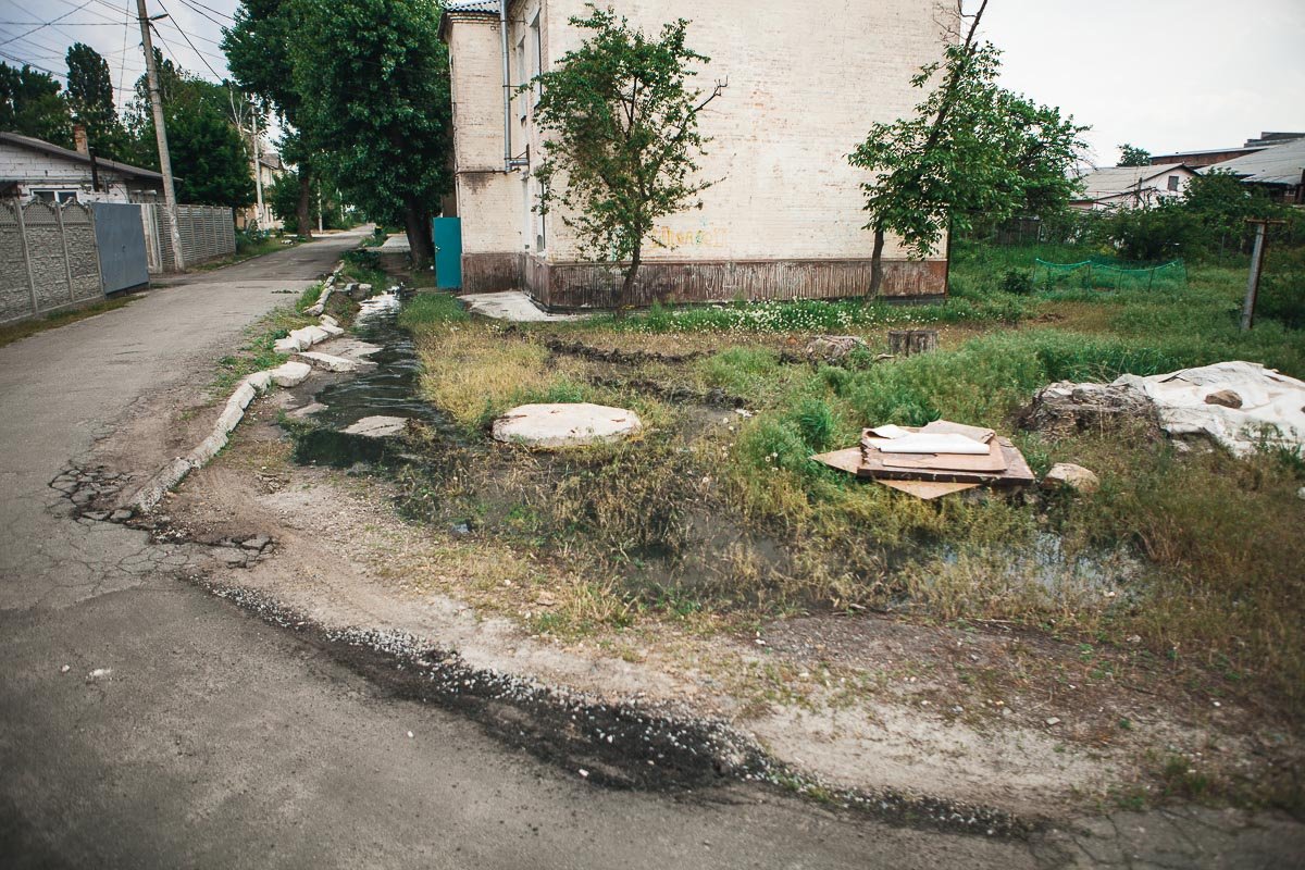 Запах стоит отвратный