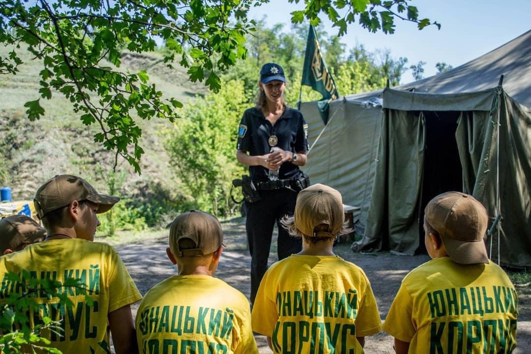 К ребятам приехали патрульные, показали полицейскую машину и рассказали о работе в полиции К ребятам приехали патрульные, показали полицейскую машину и рассказали о работе в полиции