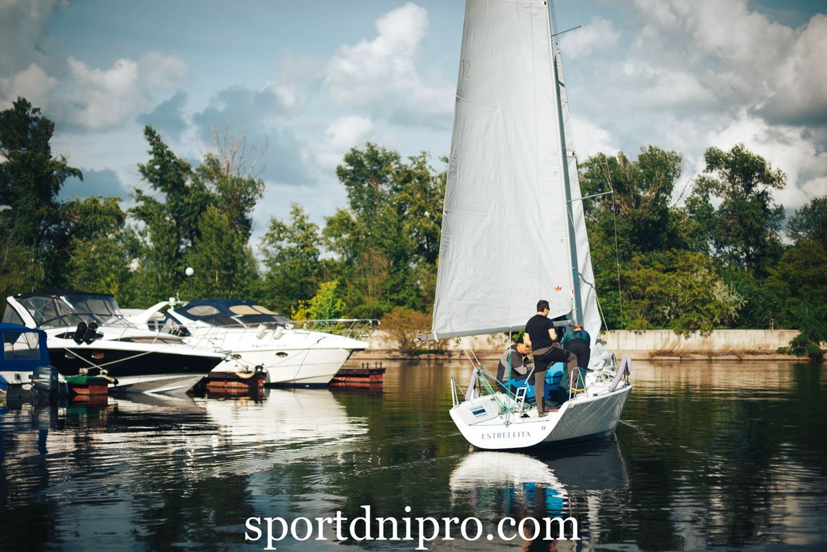 Одному из любительских экипажей повезло получить первый опыт в яхтинге, выйдя на воду под патронатом самого командора MIR Одному из любительских экипажей повезло получить первый опыт в яхтинге, выйдя на воду под патронатом самого командора MIR