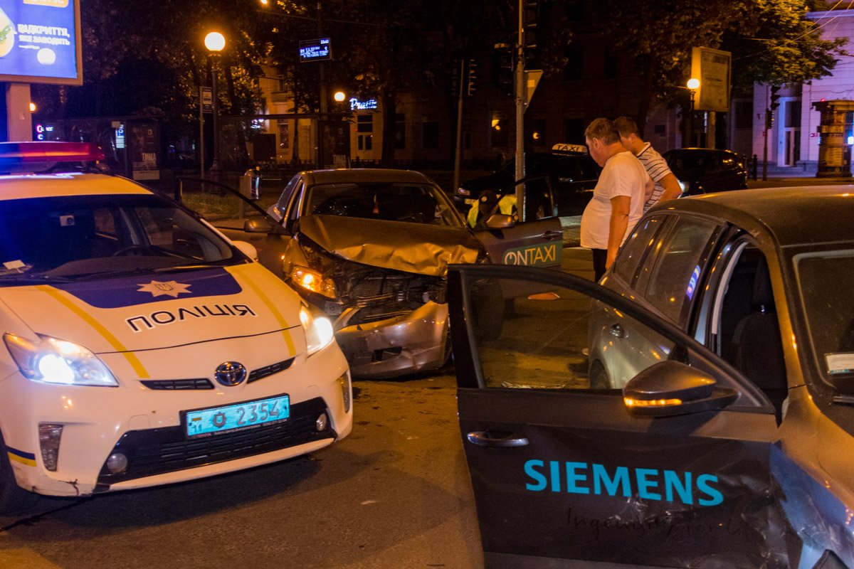 За рулем такси была девушка, она не успела среагировать и избежать столкновения