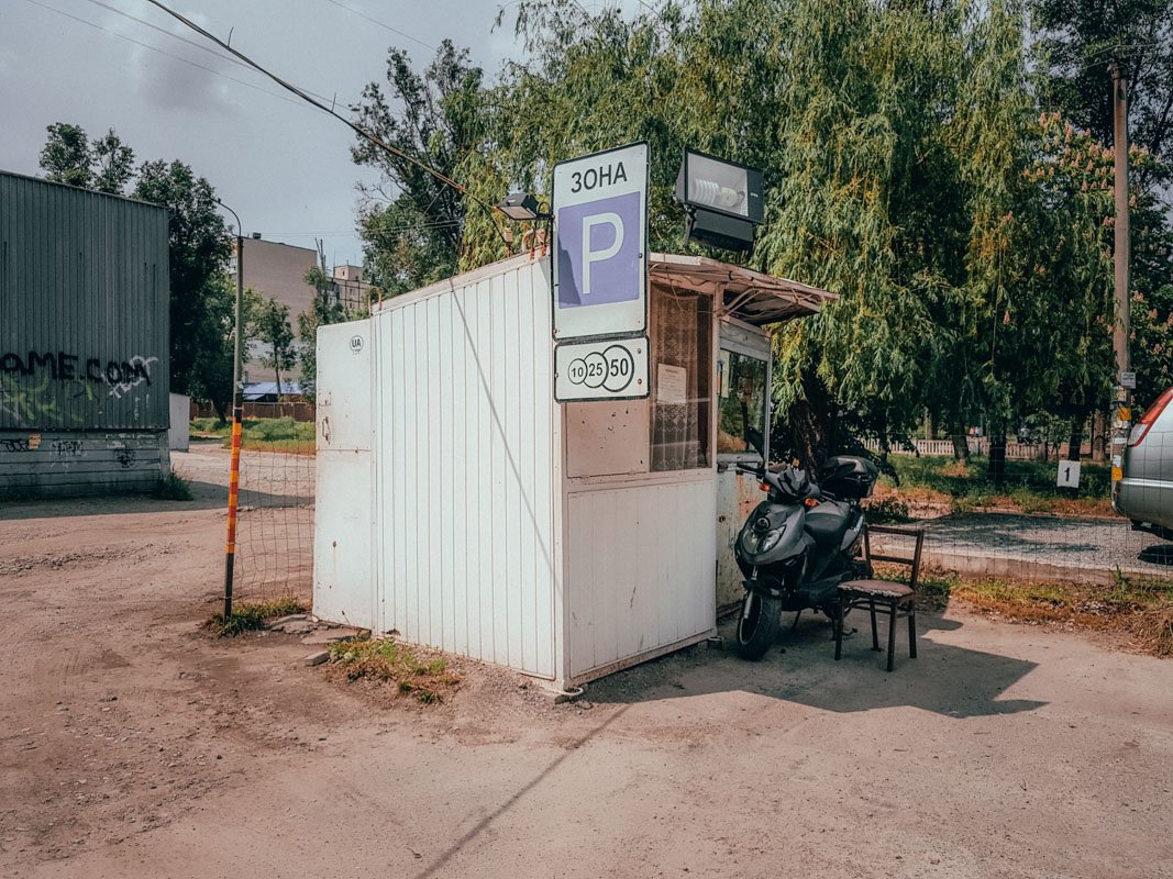 Охранник утверждает, что ничего не слышал и сигнализация автомобиля за все время не срабатывала