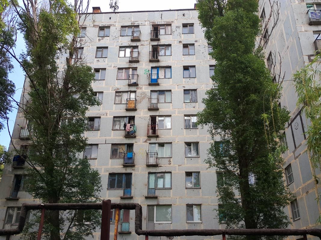 Прямо напротив парковки находится общежитие инфиза