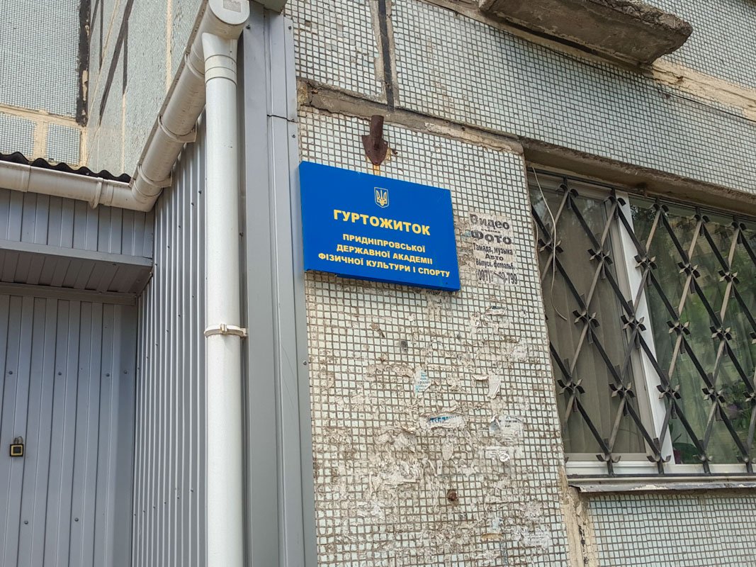 По словам жителей, молодежь здесь вечно дебоширит по ночам, устраивает разборки, а то и вовсе бросает что-то похожее на взрывпакеты с балкона