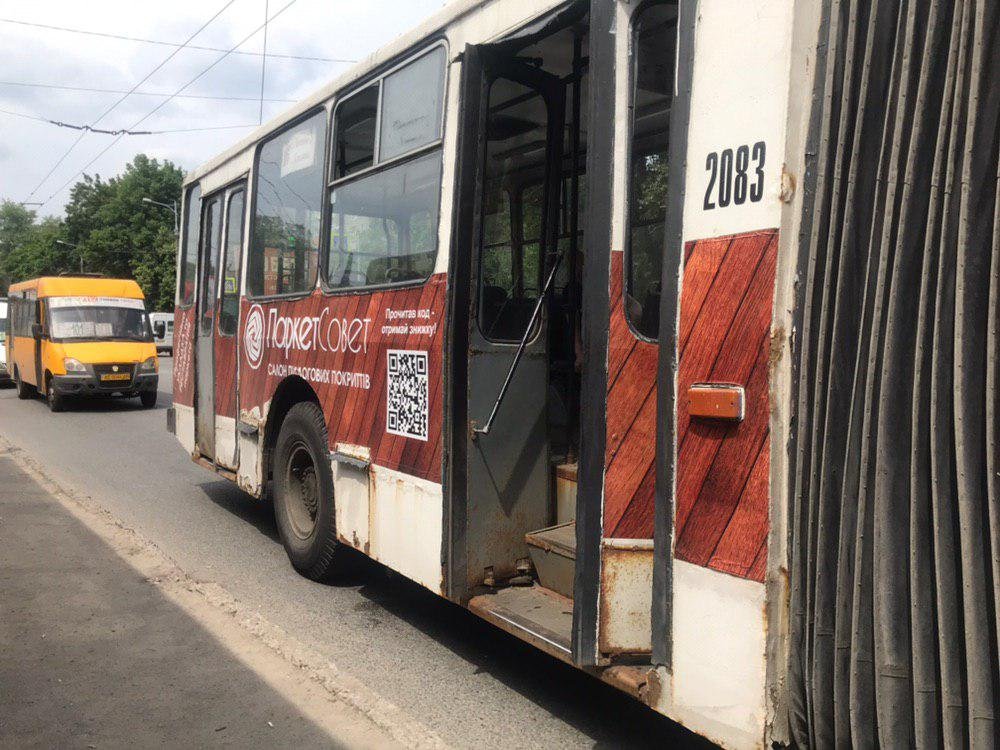 Женщина оступилась и упала Женщина оступилась и упала