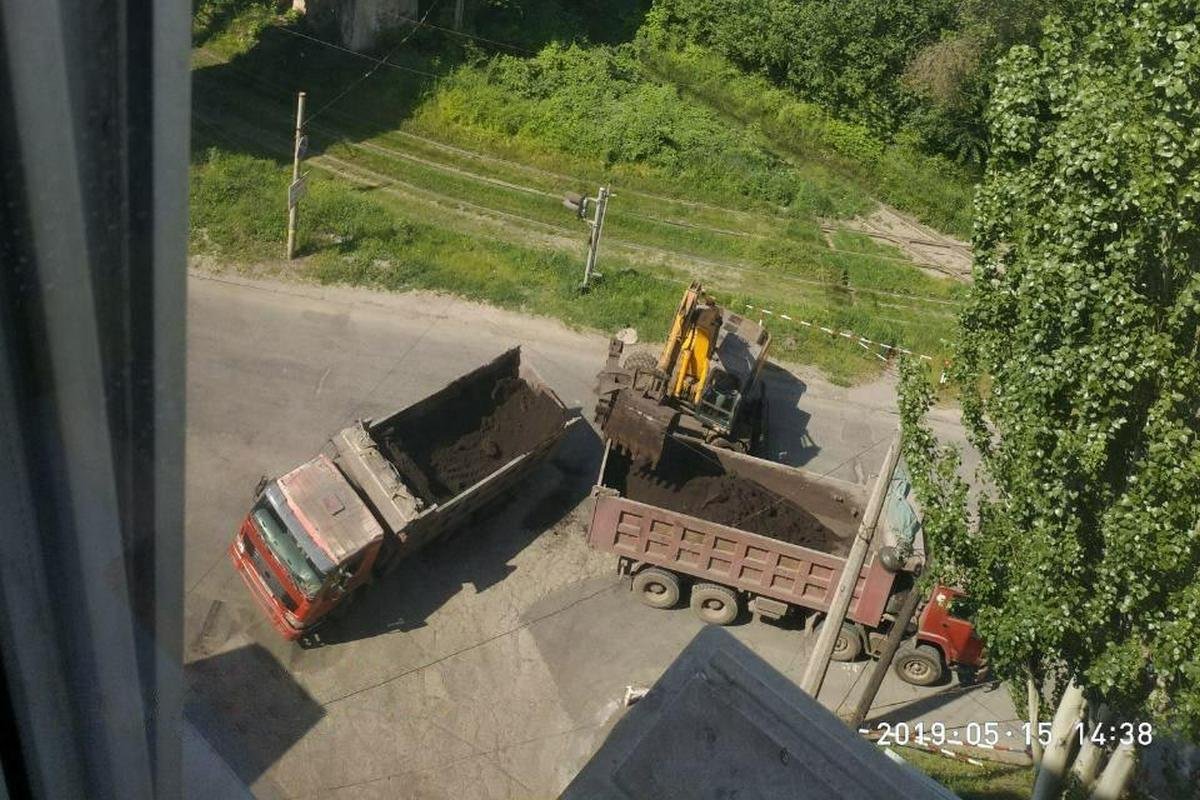 Пересыпают груз, чтобы грузовик было легче достать из западни