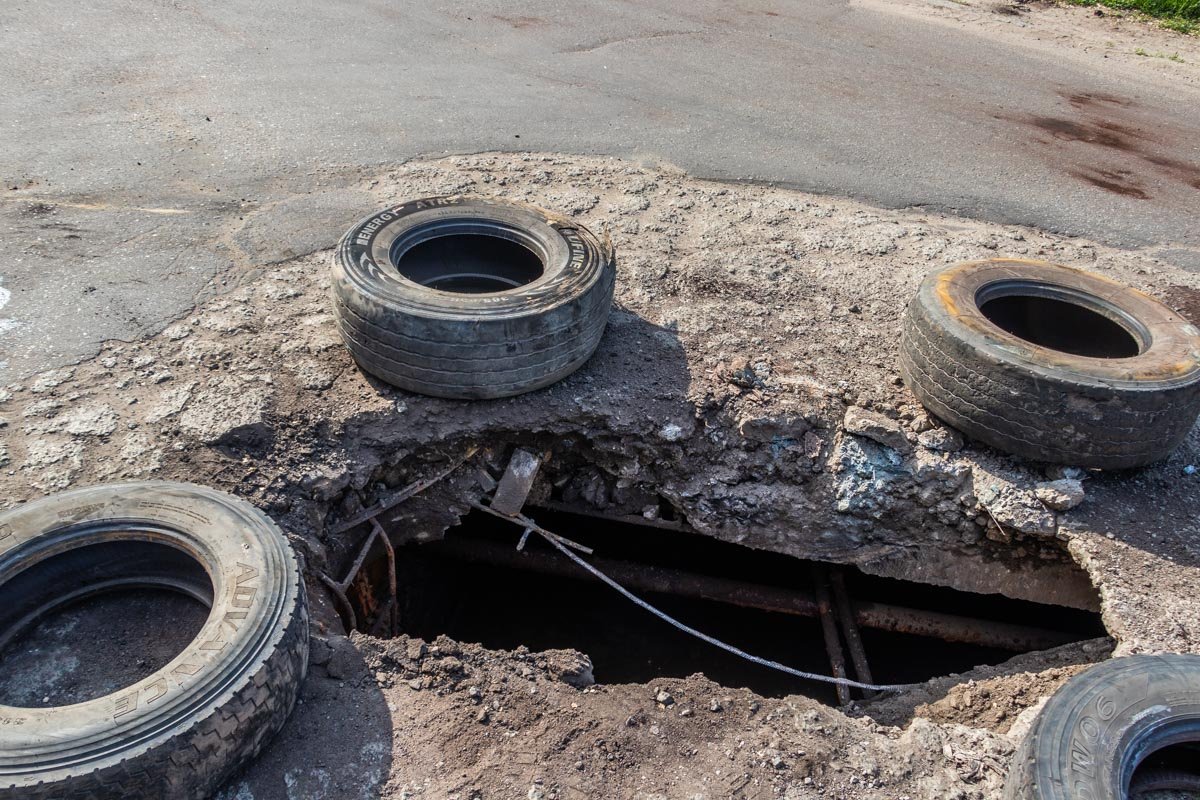 Провал аккуратно оградили шинами