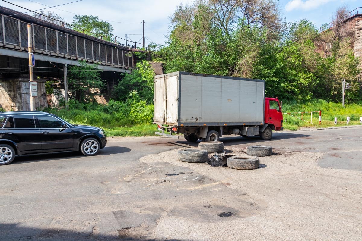 Провал находится прямо посреди проспекта Свободы