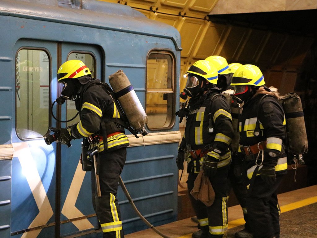 Спасатели тушили "горящий" вагон