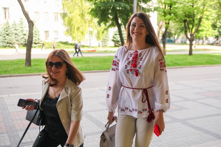 В вышиванках на работу спешат и сотрудники ОГА