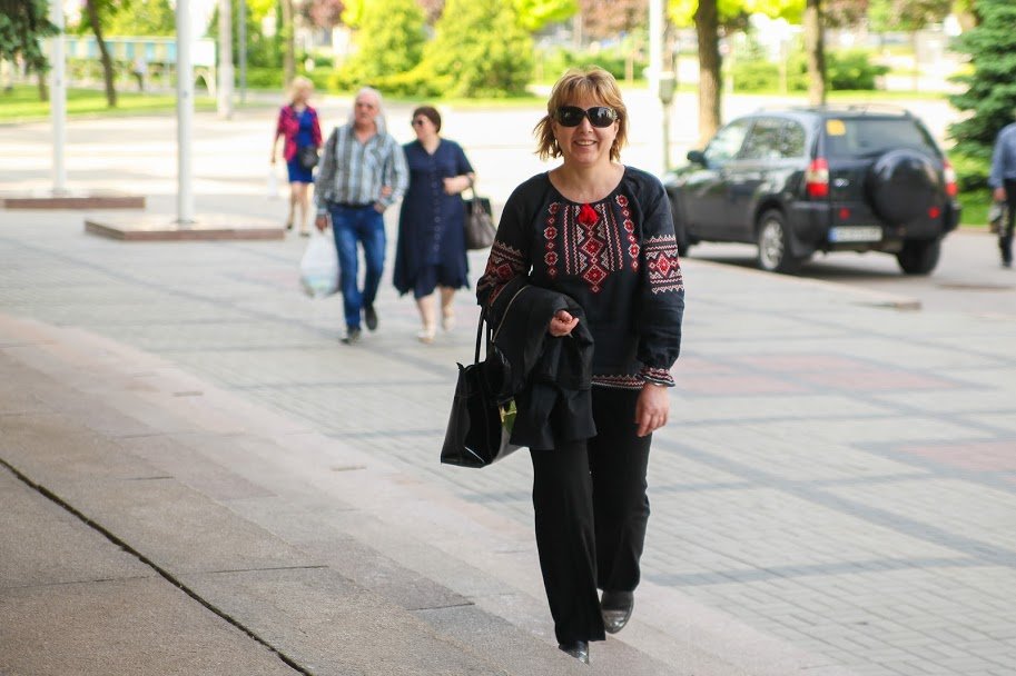 Для этого нужно прийти в вышиванке на работу, в университет, школу или садик