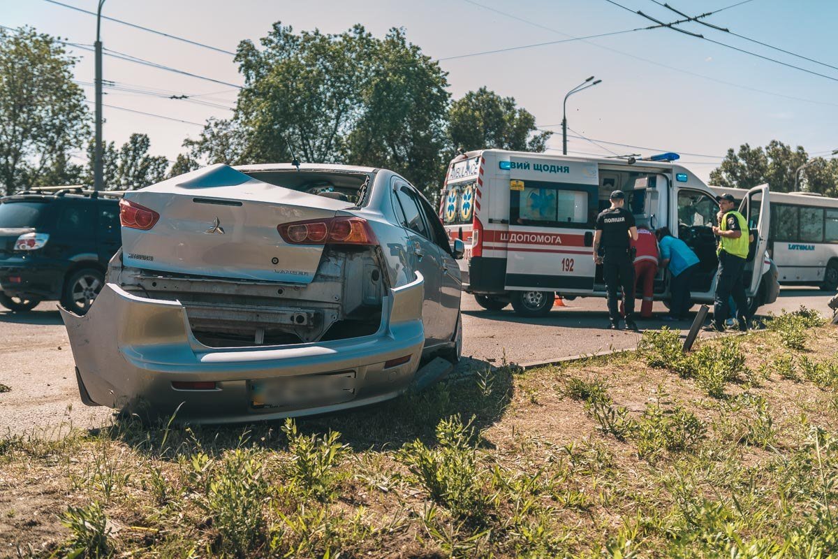 На Набережной Заводской автомобиль Mitsubishi врезался в столб На Набережной Заводской автомобиль Mitsubishi врезался в столб