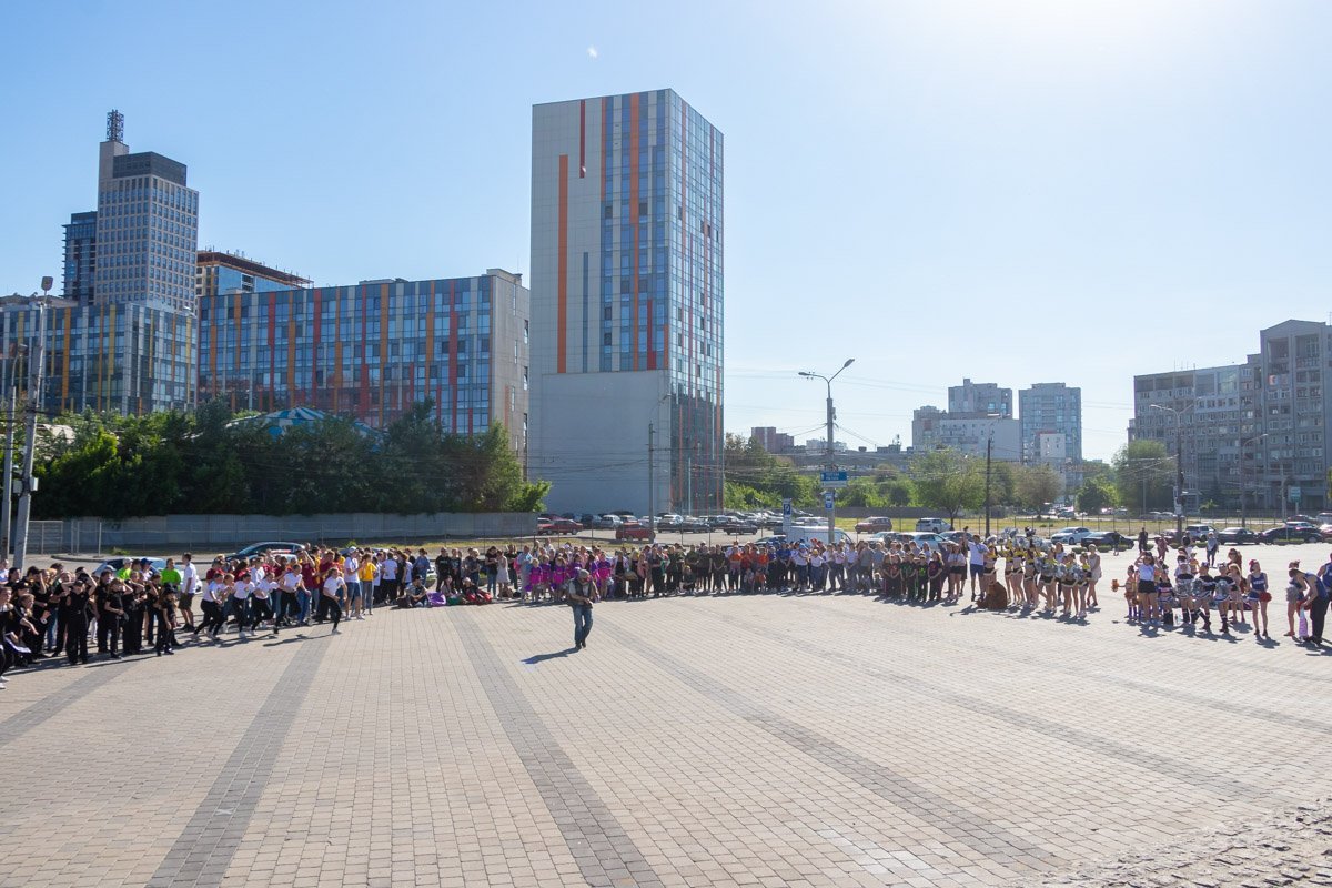 На Фестивальном причале прошел танцевальный баттл между школьниками Днепра На Фестивальном причале прошел танцевальный баттл между школьниками Днепра