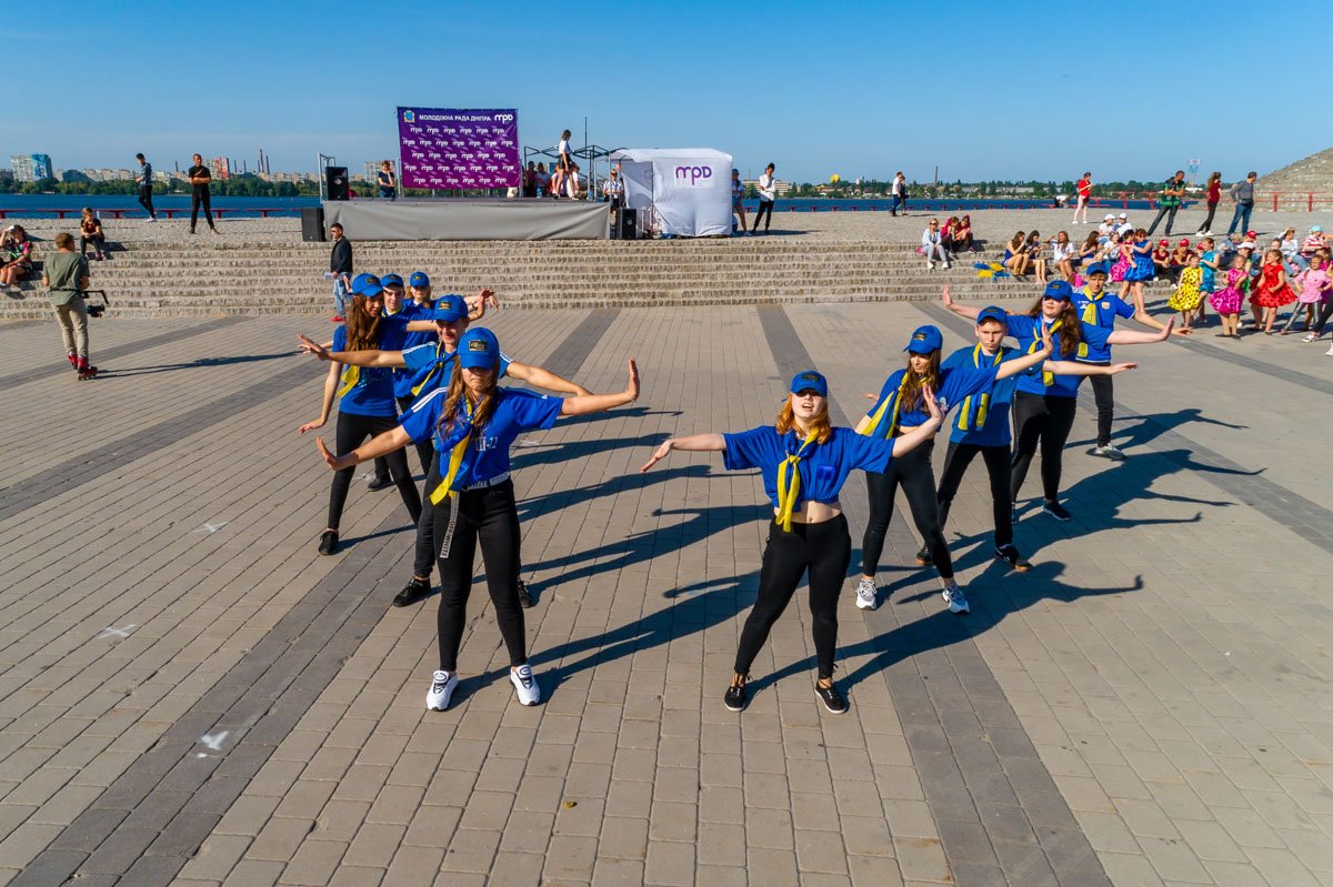 Каждая команда старалась выделиться не только танцами, но и внешним видом Каждая команда старалась выделиться не только танцами, но и внешним видом