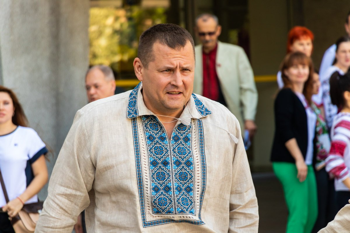 Мэр Днепра Борис Филатов расхаживал сегодня по городскому совету в кремовой льняной рубахе Мэр Днепра Борис Филатов расхаживал сегодня по городскому совету в кремовой льняной рубахе