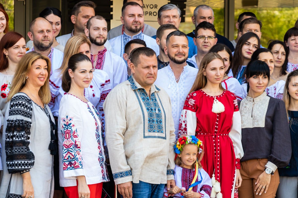 По случаю праздника, около трехсот работников решили сделать традиционное совместное фото По случаю праздника, около трехсот работников решили сделать традиционное совместное фото