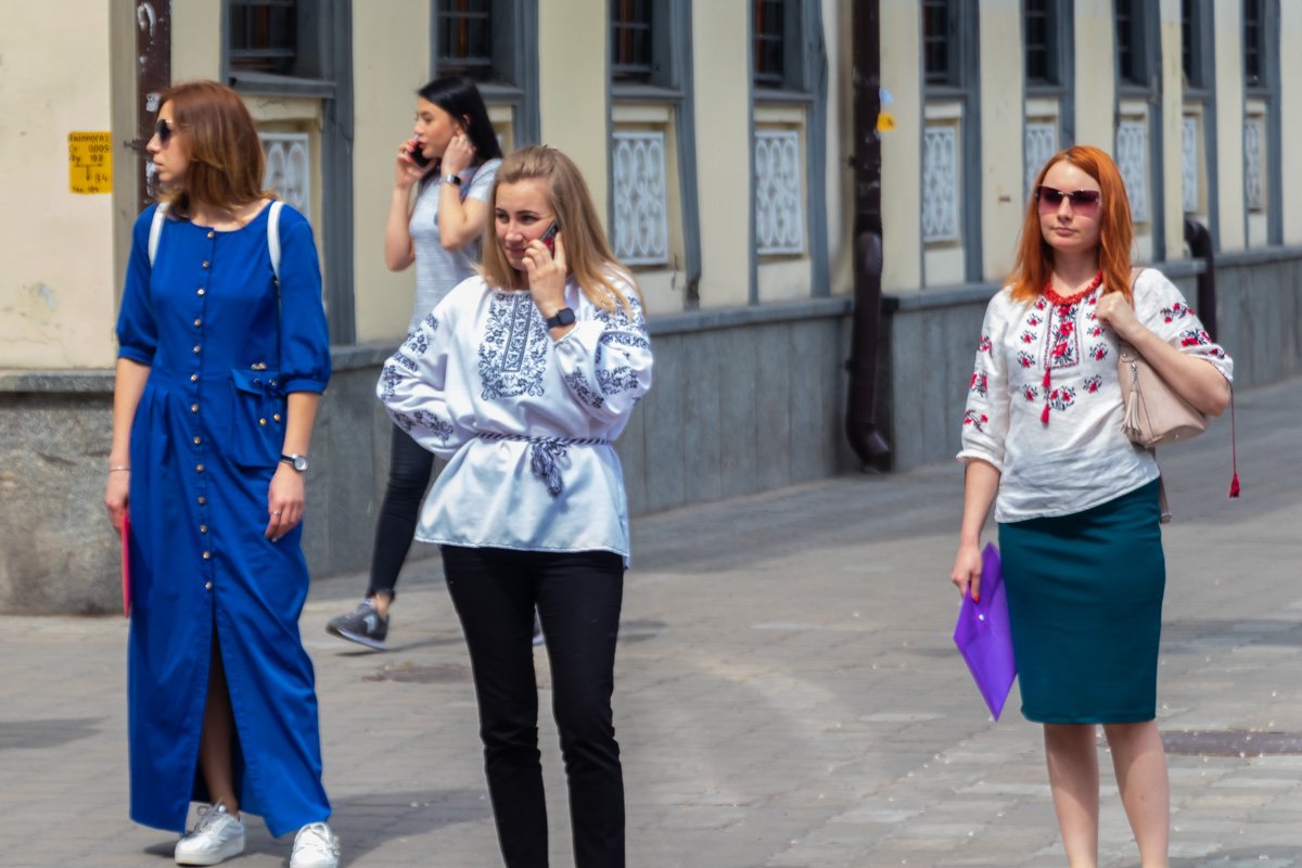 Днепр наполнили "вышитые" люди Днепр наполнили "вышитые" люди