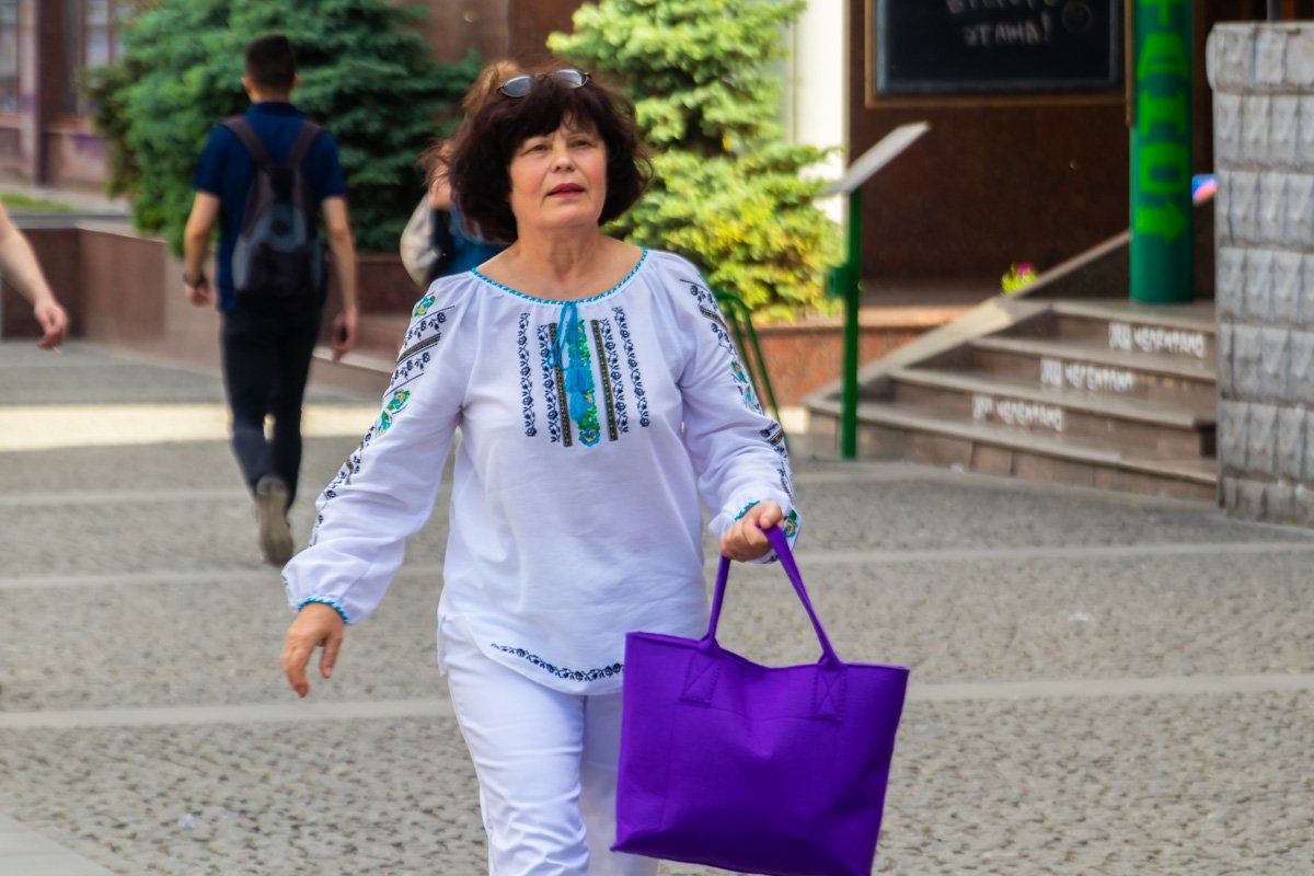 Людей в вышиванках было очень много Людей в вышиванках было очень много