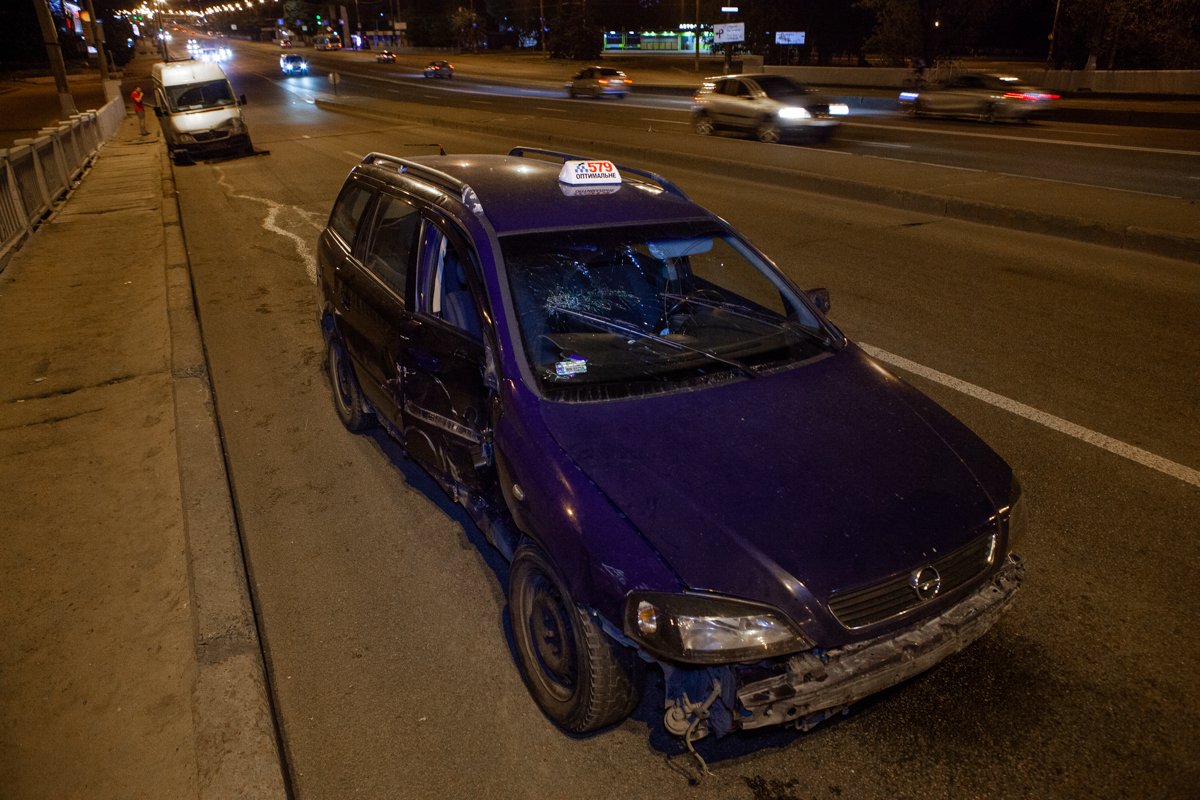 Возле ТК "Наша правда" таксист на Opel въехал в маршрутку №136 Возле ТК "Наша правда" таксист на Opel въехал в маршрутку №136