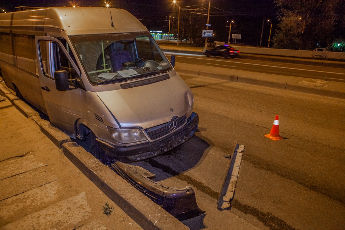 Маршрутка ехала в сторону правого берега в крайней правой полосе Маршрутка ехала в сторону правого берега в крайней правой полосе