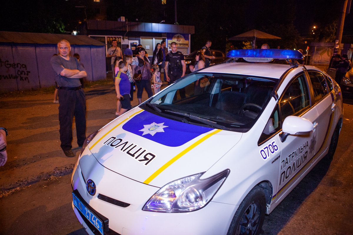 Шумная потасовка привлекла внимание прохожих, которые с интересом наблюдали за происходящим Шумная потасовка привлекла внимание прохожих, которые с интересом наблюдали за происходящим