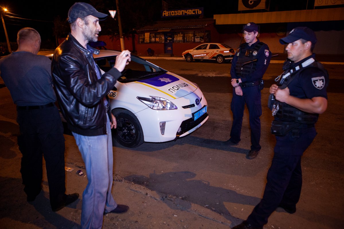 Мужчины хотели познакомиться с красивой девушкой, но напугали ее настолько сильно, что ей потребовалась помощь Мужчины хотели познакомиться с красивой девушкой, но напугали ее настолько сильно, что ей потребовалась помощь