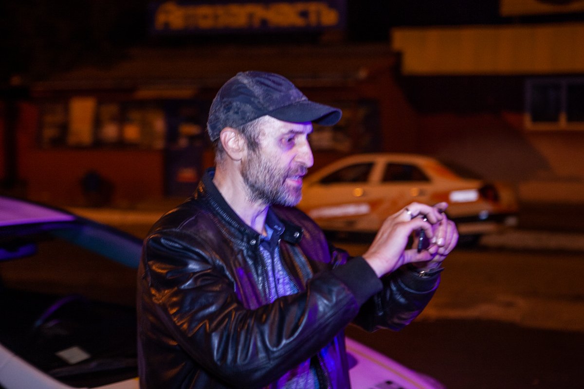 Мужчины "тыкали" камеры телефонов в лица правоохранителей, всячески оскорбляя и провоцируя их на конфликт Мужчины "тыкали" камеры телефонов в лица правоохранителей, всячески оскорбляя и провоцируя их на конфликт