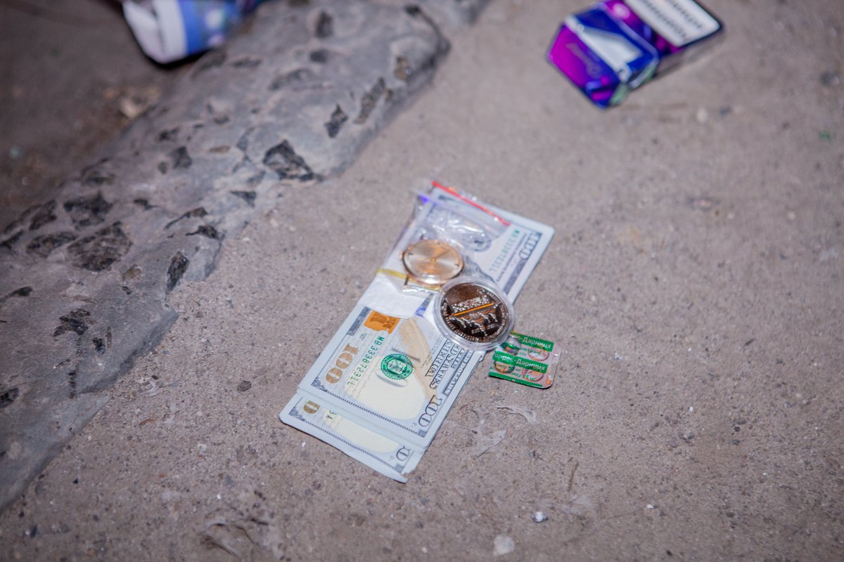 У одного из мужчин нашли достаточно много долларовых купюр. Часть из них на фото У одного из мужчин нашли достаточно много долларовых купюр. Часть из них на фото