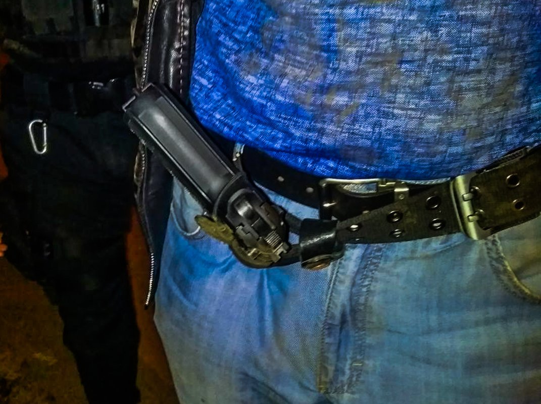 У мужчины действительно было при себе оружие У мужчины действительно было при себе оружие