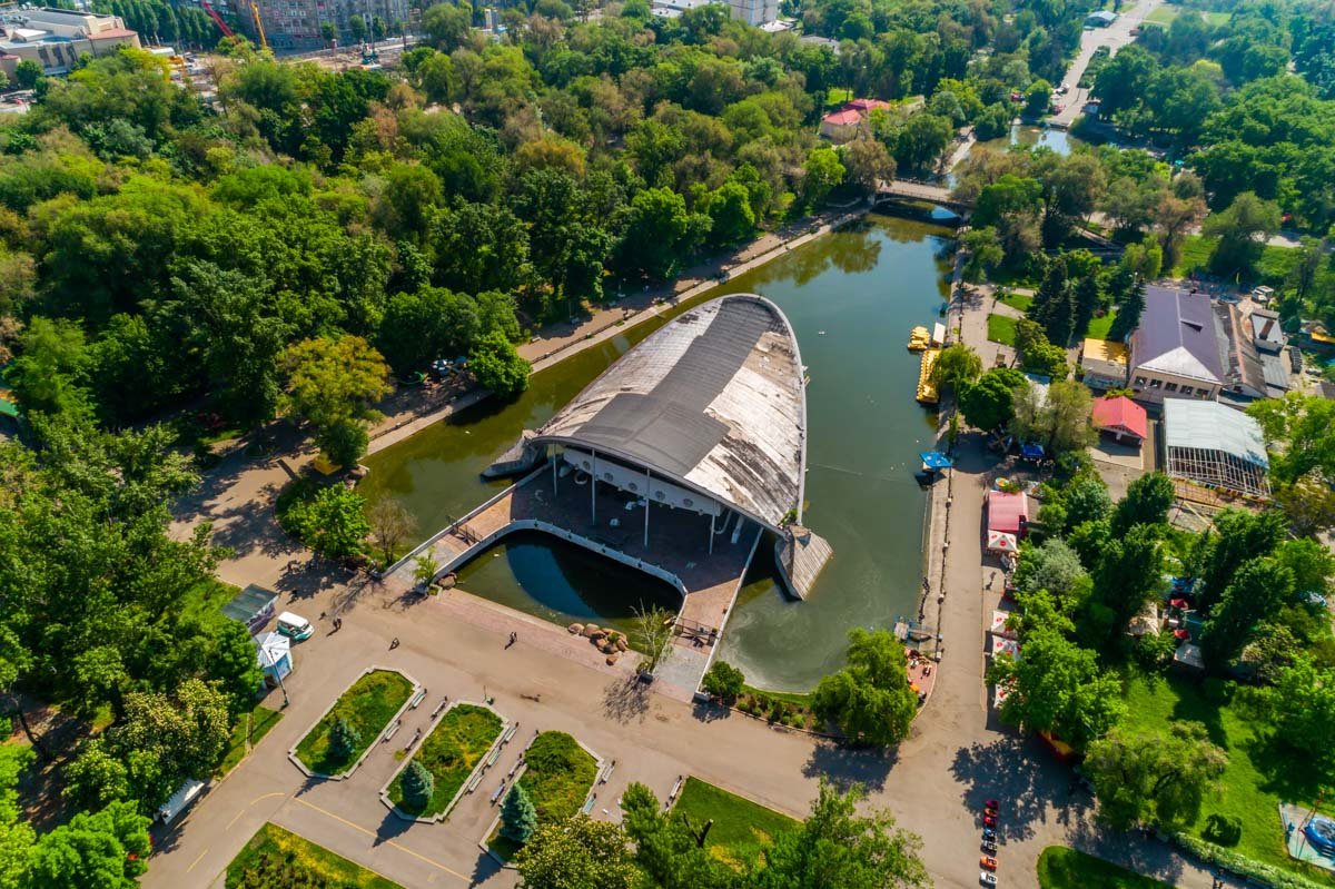 Сейчас пруд наполнен гнилой водой Сейчас пруд наполнен гнилой водой