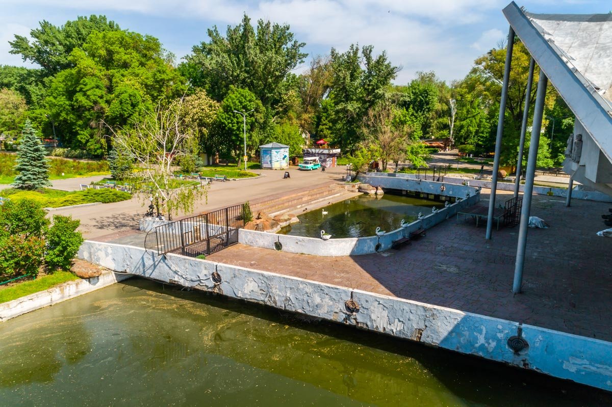 Парк выглядит полуразрушенным  Парк выглядит полуразрушенным