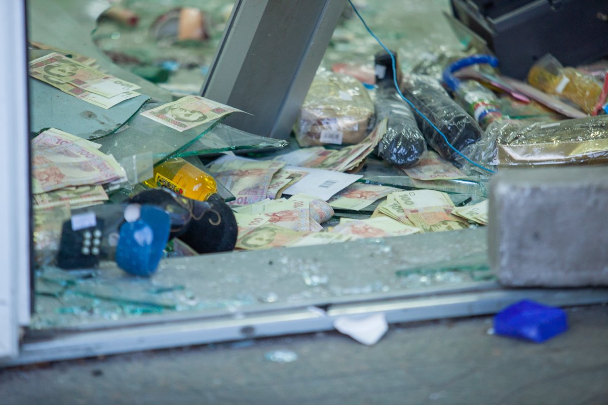 Неизвестные похитили деньги из банкомата Неизвестные похитили деньги из банкомата