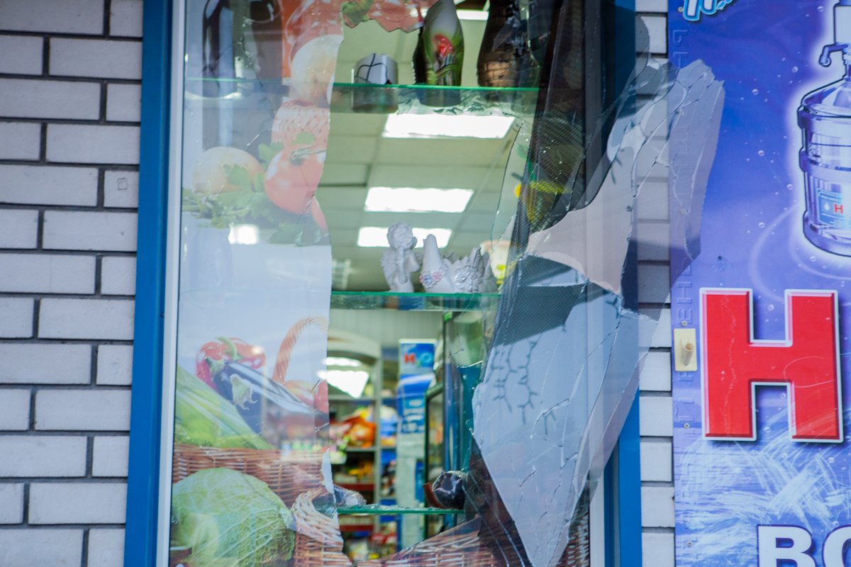 После взрыва в магазине разбиты окна, повреждены витрины и потолок После взрыва в магазине разбиты окна, повреждены витрины и потолок