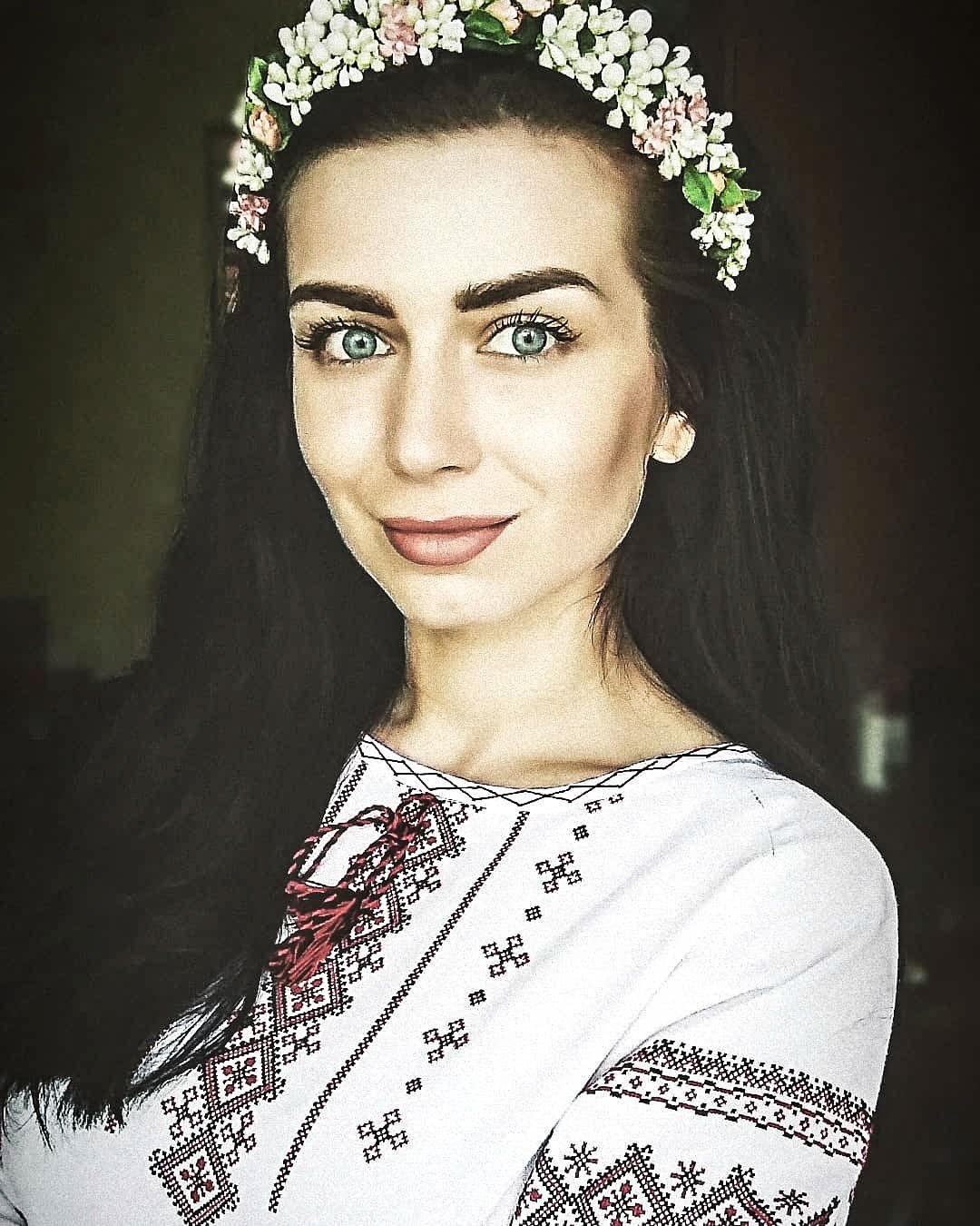 Вышиванки и венки красят девушек Вышиванки и венки красят девушек