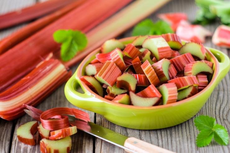 Полезные и вкусные рецепты: как приготовить салат с моцареллой и ревенем 1