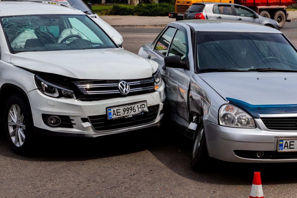 На Слобожанском проспекте столкнулись ВАЗ и Volkswagen