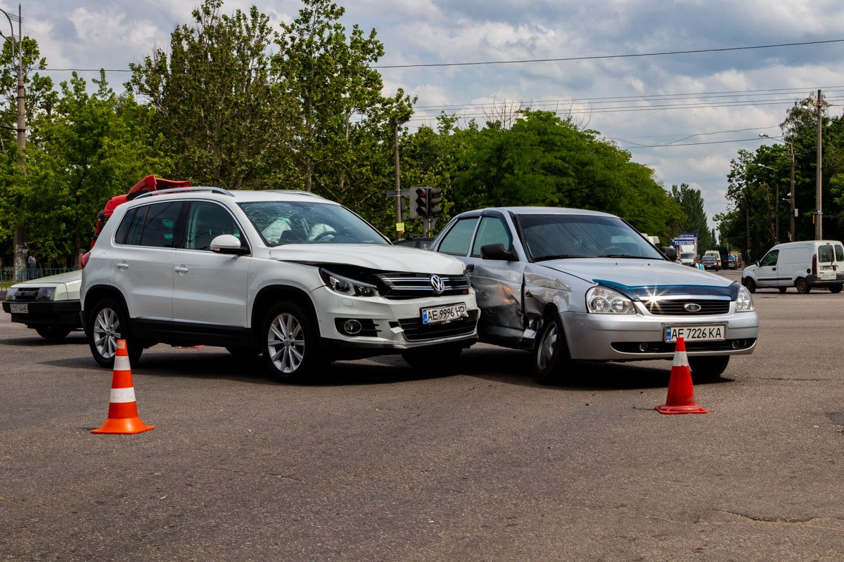 Предварительно, оба автомобиля двигались на зеленый сигнал светофора