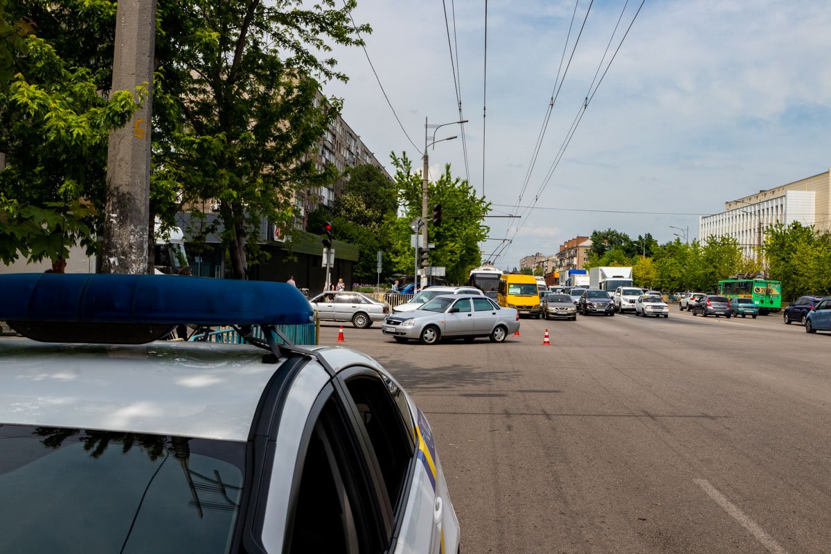 На месте работают сотрудники патрульной полиции 