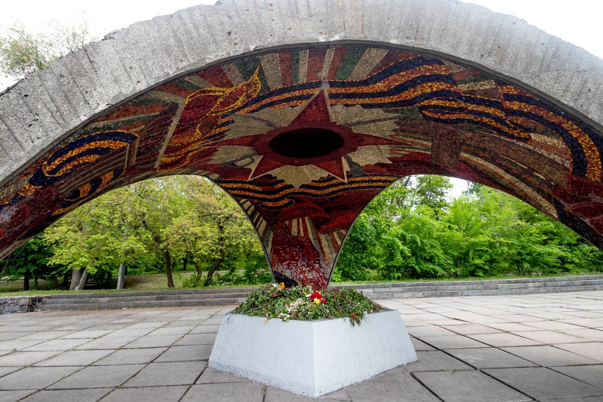 Установлен в честь защитников Установлен в честь защитников