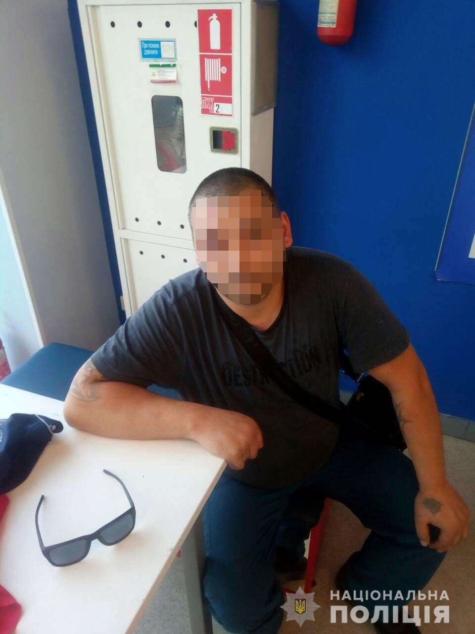 В Днепре мужчина украл спортивную одежду и женские плавки на 10 тысяч гривен