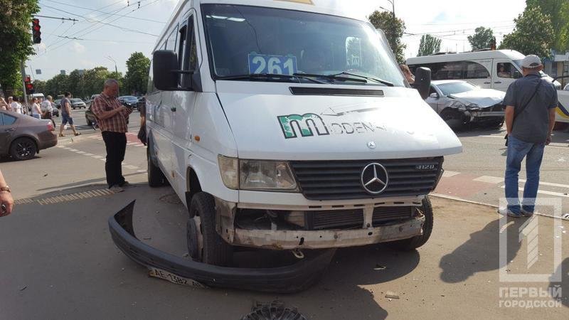 В Кривом Роге маршрутка въехала в толпу людей В Кривом Роге маршрутка въехала в толпу людей