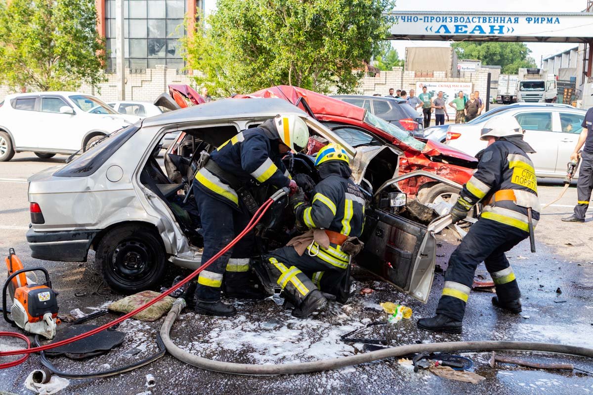 В ДТП на Малиновского в Днепре погибла супружеская пара и 11-летний ребенок В ДТП на Малиновского в Днепре погибла супружеская пара и 11-летний ребенок